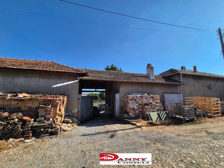 Къща с 5800 кв.м. двор в с. Климентово, обл. В.Търново