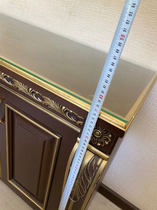 Шкаф для посуды золотистым покрытием