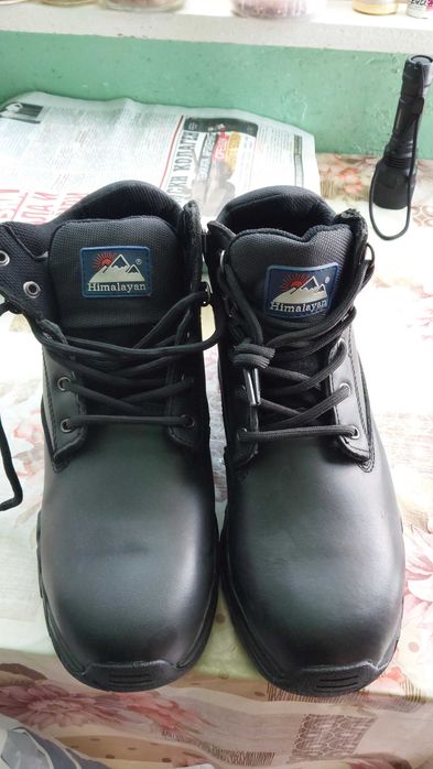 Продавам работни обувки