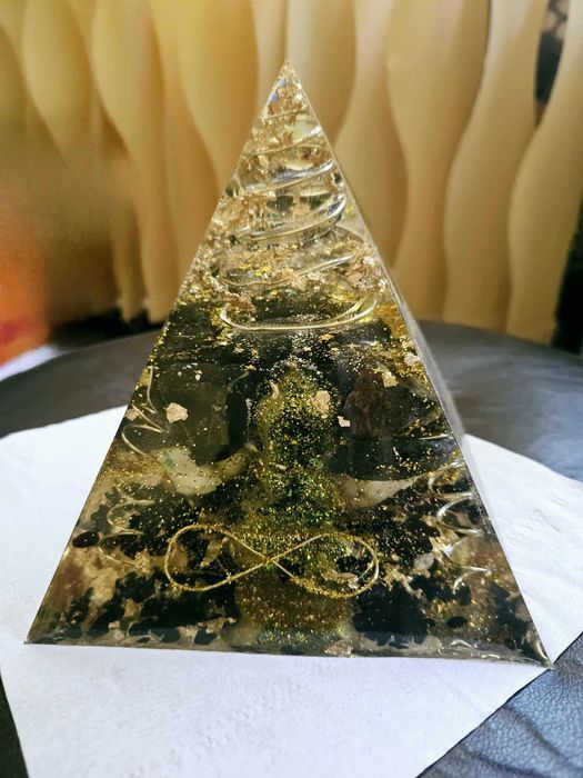 Piramida handmade 16,5 cm, aduce calm, liniște, pace, armonie