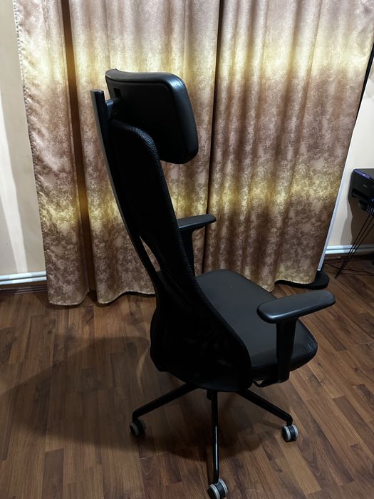 Ikea JÄRVFJÄLLET Scaun rotativ cu brațe, Glose negru