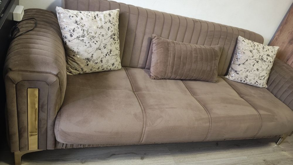 Vând canapea extensibilă  in stare foarte buna fără urme de uzură . Preț 1500 negociabil.