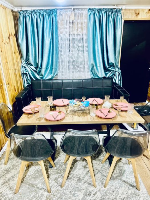 Стол стулья диван