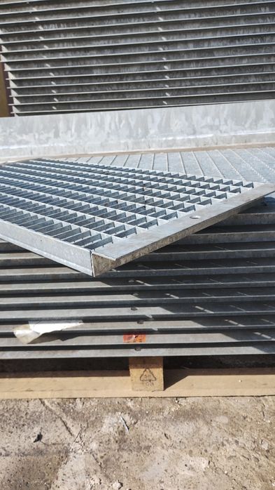 Grătare grilaje rigole și trepte zincate pentru scări metalice