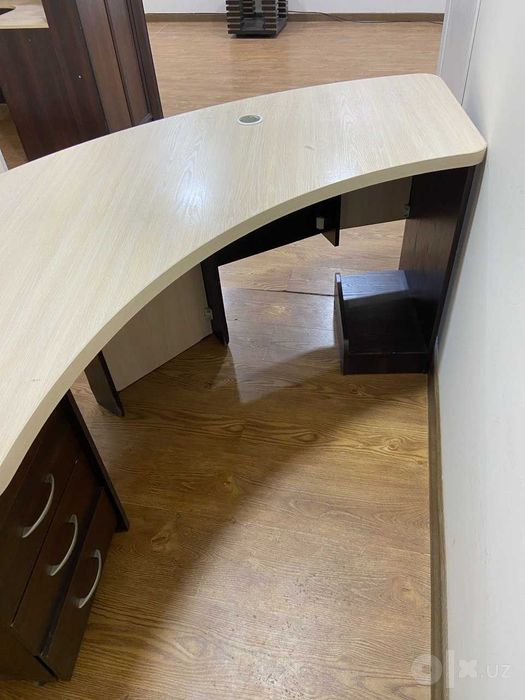 продаются  оригинальные журнальные столики и письменный стол