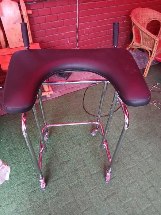 Cadru mergator pentru invalizi / persoane cu dizabilitati