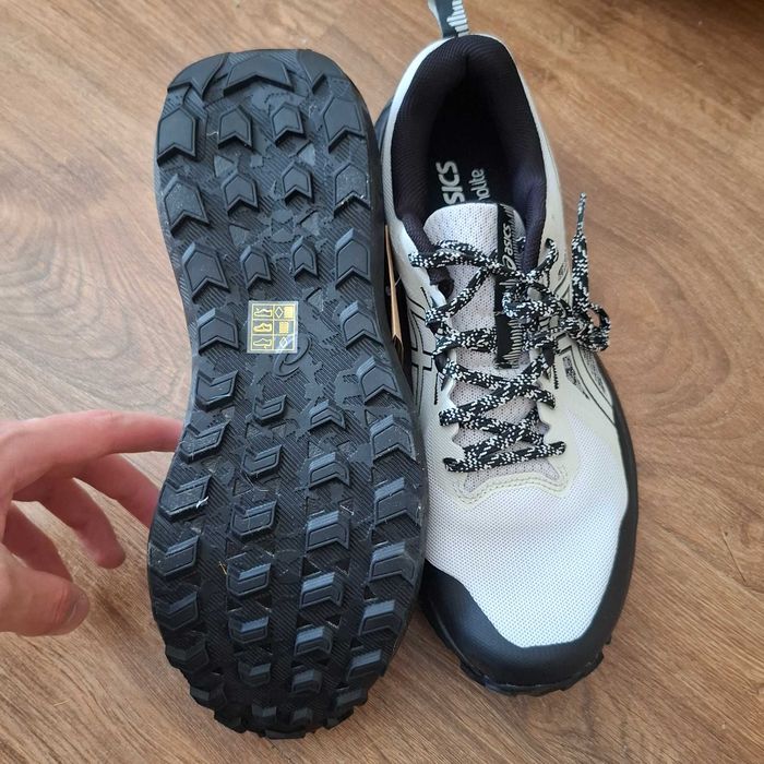маратонки  asics