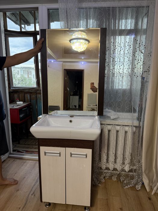 Продам раковину с зеркалом