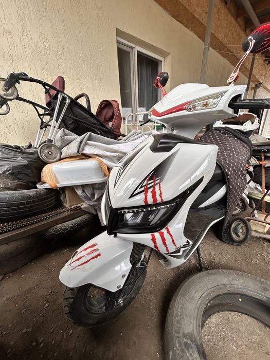 На ходу мопед…..