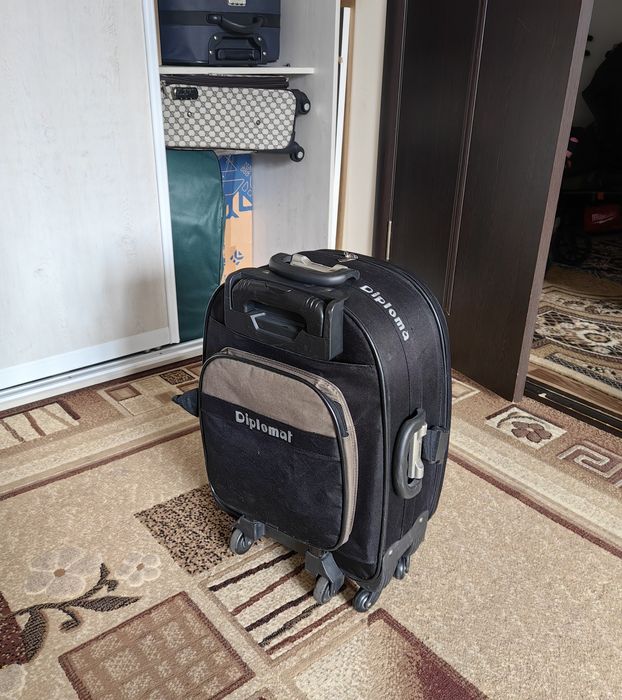 Чемодан на колёсиках