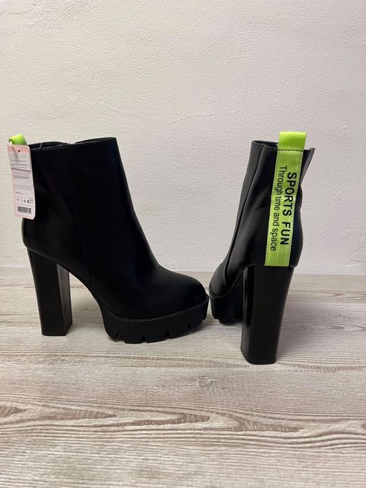 Botine cu eticheta