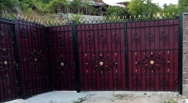 Ворота кованные  из толстого металла.