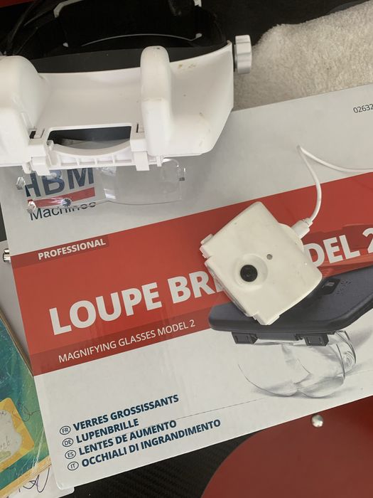 Очила с лупи и осветление