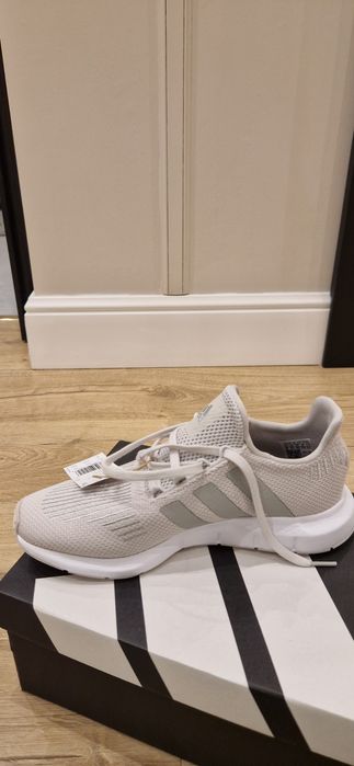 Кроссовки  adidas,