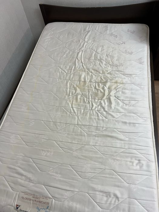 Б/у кровать с матрасом