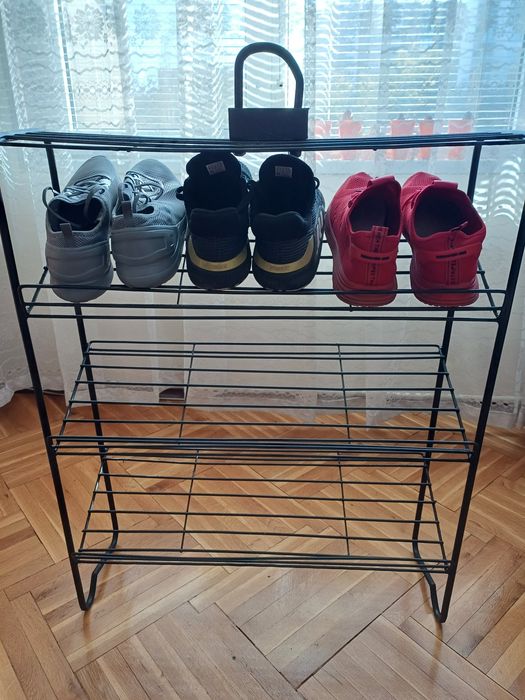 Продавам метална стойка за обувки