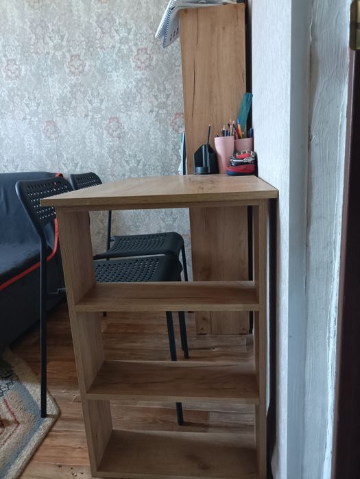 Продам парту с полками.