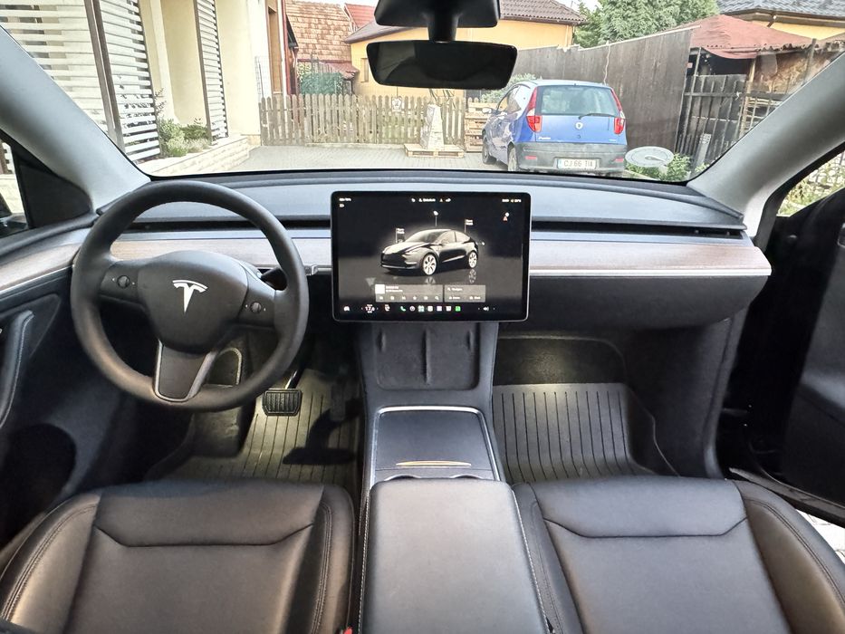 TESLA. Y an 2023, RWD