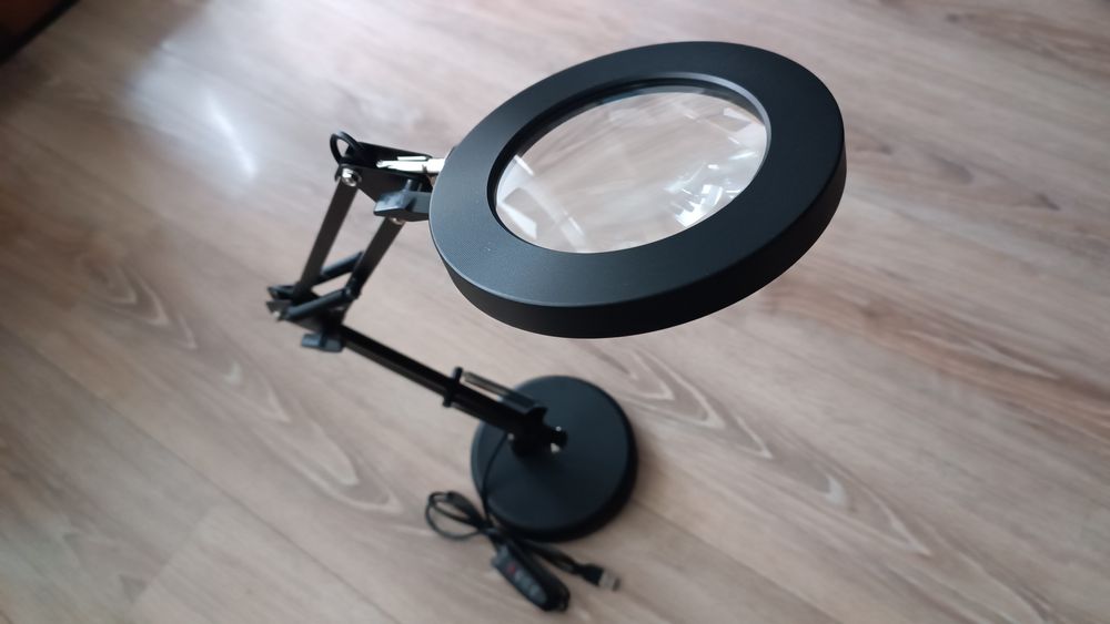 Лед лампа за бюро с лупа. Козметична лампа с лупа