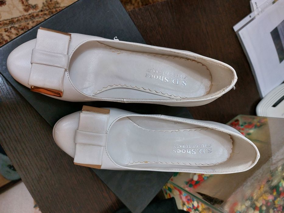 Продам белые туфли