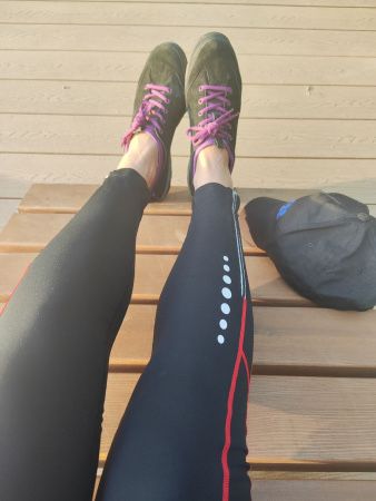 Ношенные замшевые кроссовки