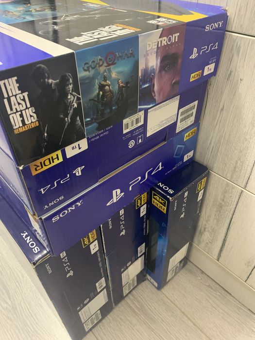 Playstation 4 slim 1TB с играми и два джестика как на фото