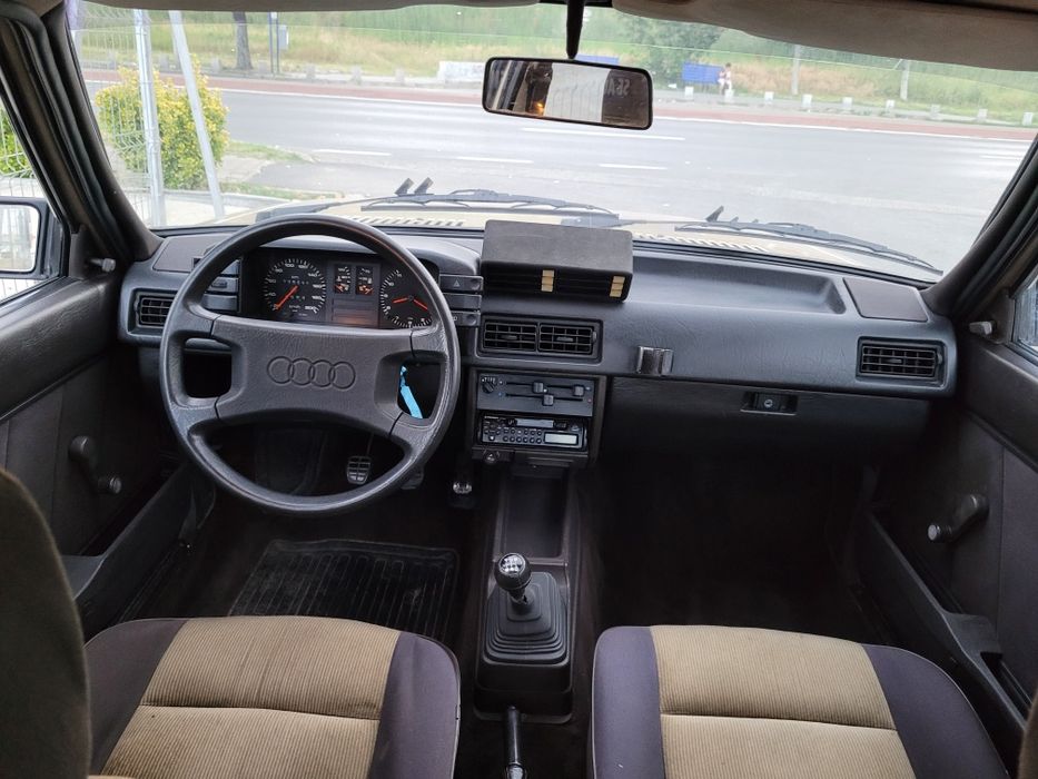 Audi 80 an 1985 motor 1.6 benzina vehicul istoric în Carte