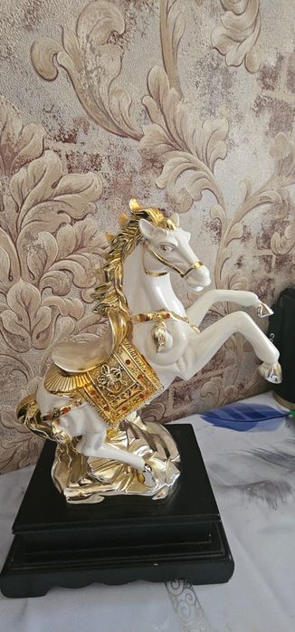 Статуэтка фарфоровая лошадь