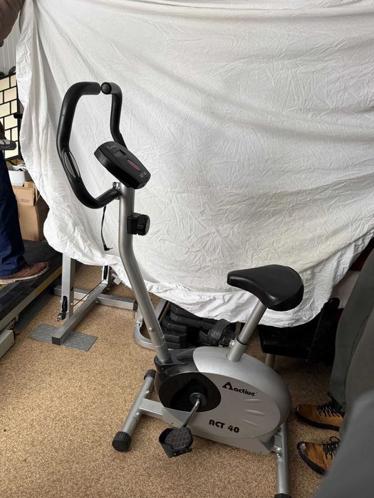 Banda de alergat, bicicleta si doua steppere