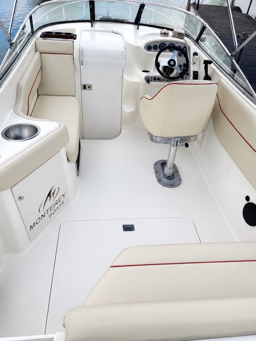 Barcă Monterey 265 Cruiser – cabinată, complet echipată