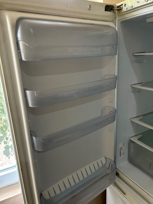 Хладилник Indesit с долен фризер