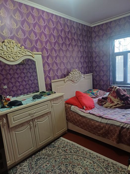 Uy sotiladi 2 xona 3 xona qilinga oshxona balkonda mebellari bilan