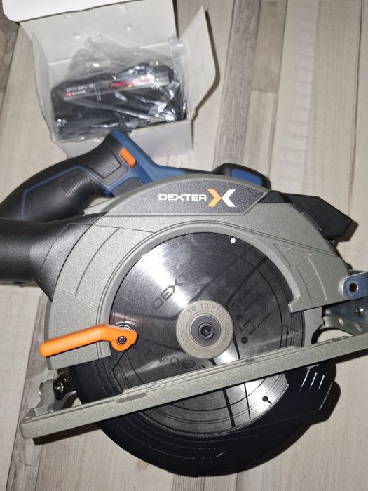 Fierăstrău circular  dexter pe acumulator 18v 165 mm 4 ah 1 acumulator este nou doar pentru proba a fost desfăcut