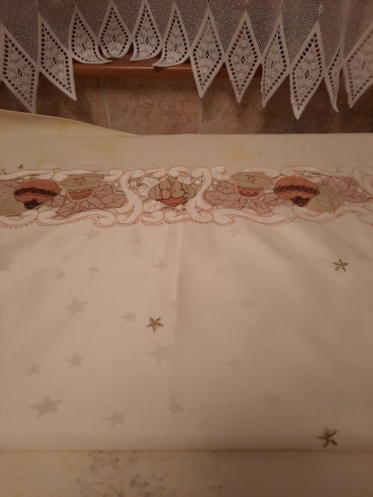 Față de masă cu globuri aurii