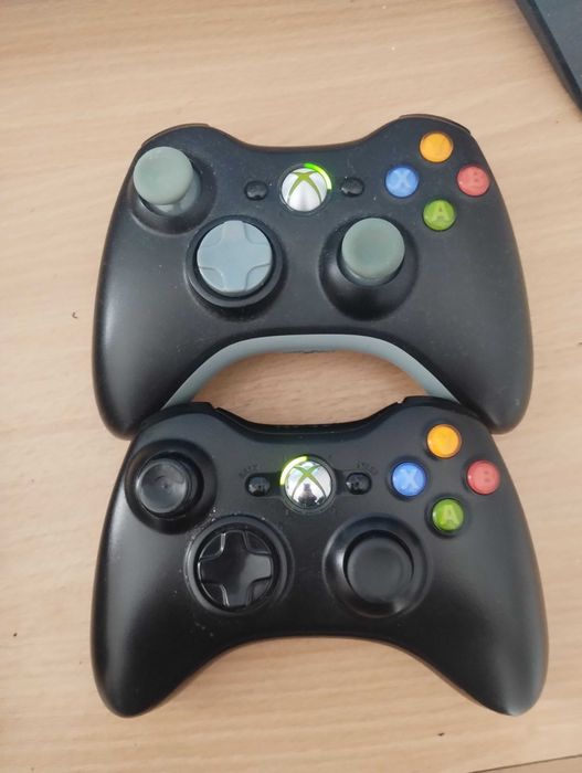 Vând Xbox 360 modat cu 2 manete