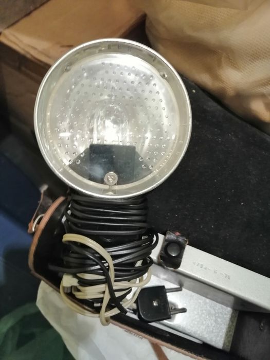 Стари фотоапарат и светкавица