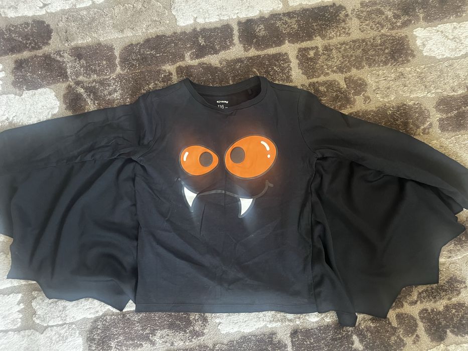 Vând bluză liliac, mărime 116, de Halloween, din Sinsay 20 lei
