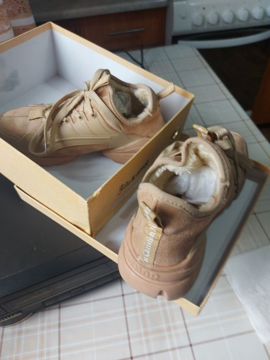 Продам кроссовки зимние