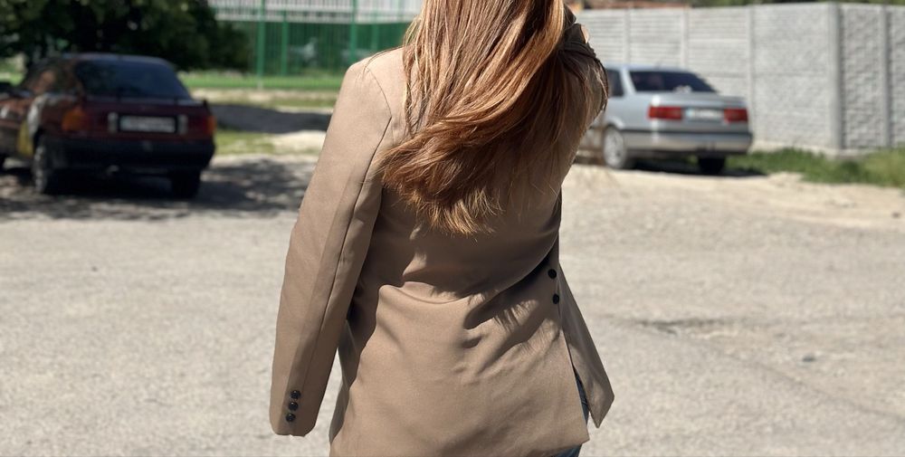 Кастюм қоңыр түсті