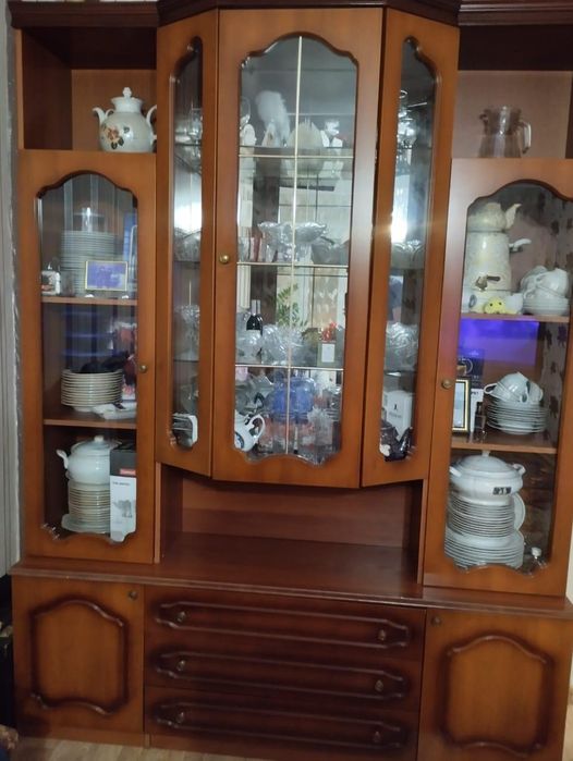 Продам сервант торг уместен