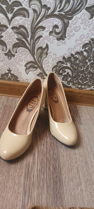 Ayollar tuflisi sotiladi