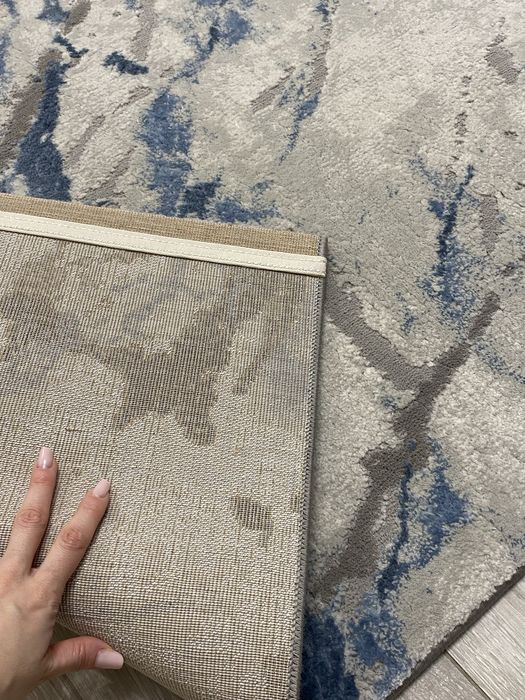 Covor modern, gri cu imprimeu bleumarin