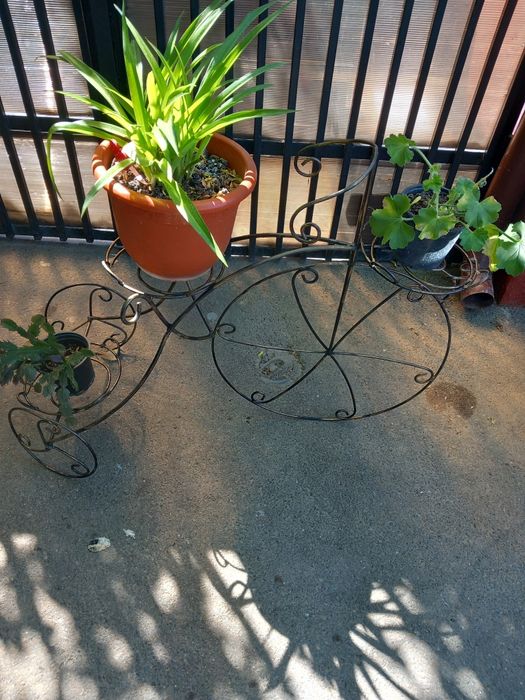 Biciclete suport ornamente flori.