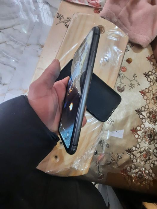Vând sau schinb ipone 11 sinplu!!