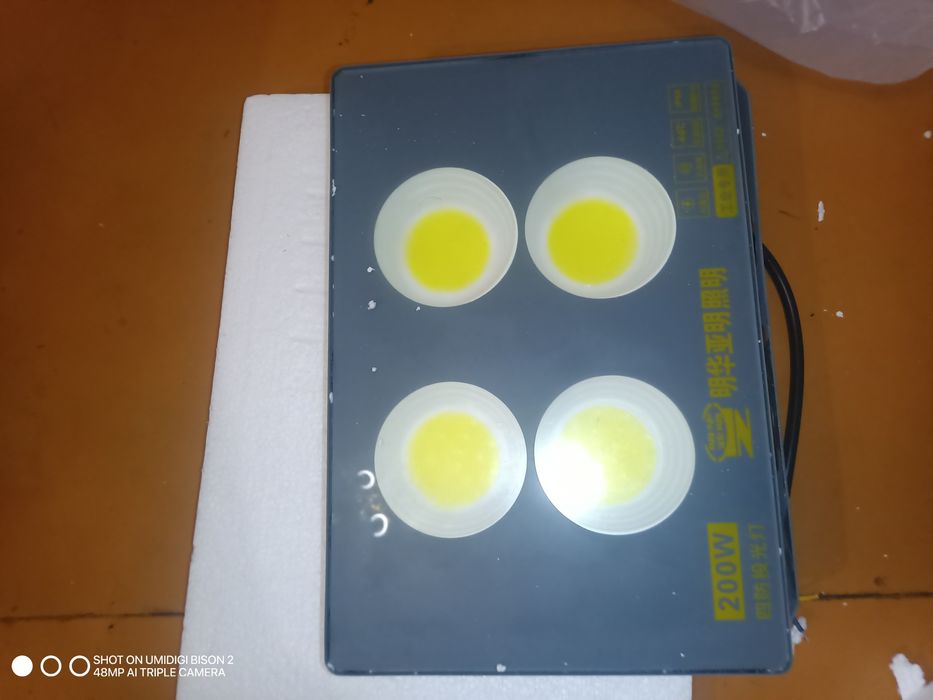 Продам новый прожектор 200 ватт.