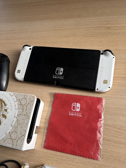 Nintendo Switch OLED Zelda Edition + 4 игри и аксесоари