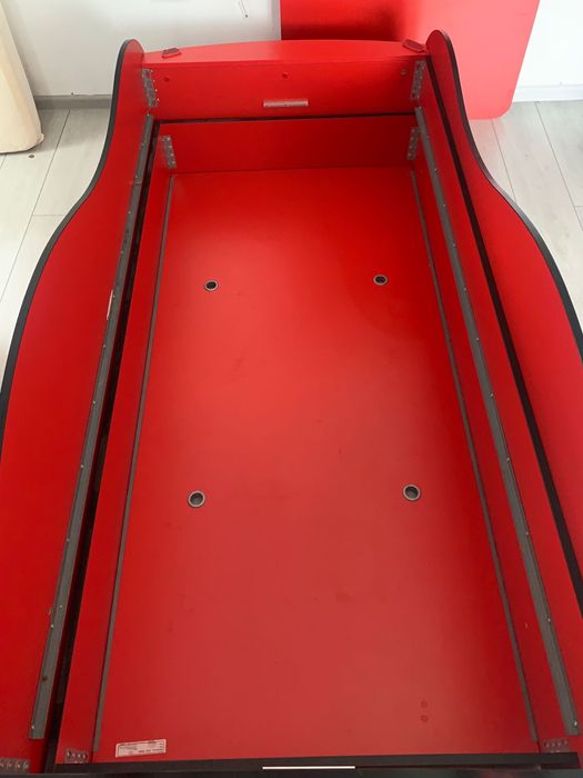 Mobilier copii tip mașină (Cars) + birou + comodă – stare foarte bună