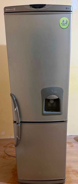 Продава се хладилник LG