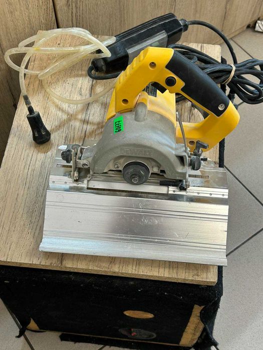 Ръчен циркуляр за рязане на плочки DeWALT DWC410