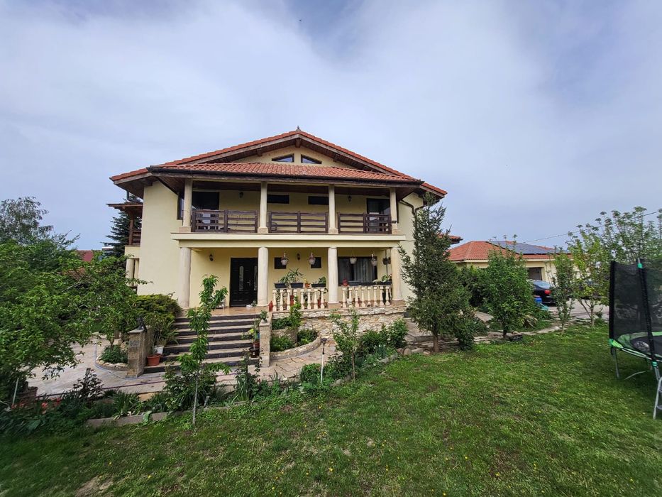 Inchiriez vila in Mineri